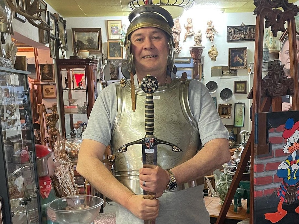 Das Foto zeigt den „Bares für Rares“-Händler Walter „Waldi“ Lehnertz mit einer Rüstung verkleidet, während er mit einem Schwert in der Hand posiert.