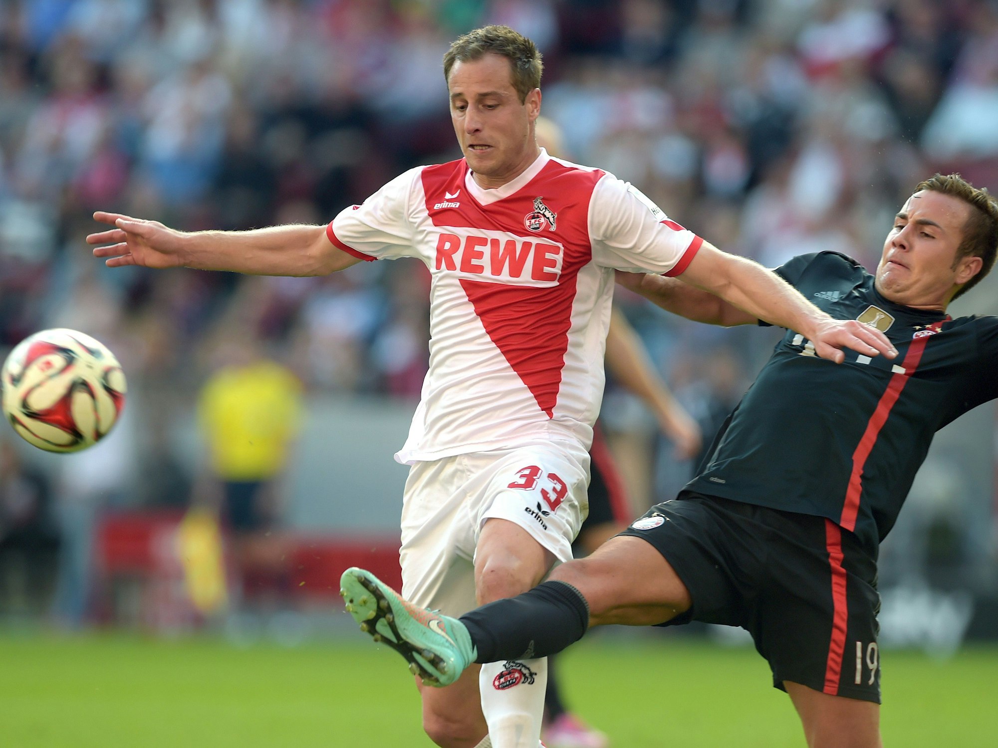 Der Kölner Matthias Lehmann (l) und Münchens Mario Götze kämpfen um den Ball.
