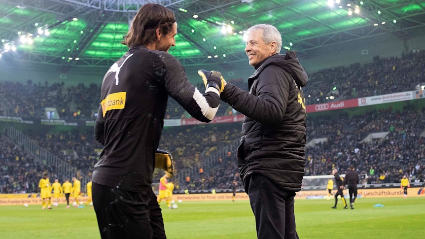 Yann Sommer klatscht mit Lucien Favre vor einem Spiel von Borussia Mönchengladbach ab