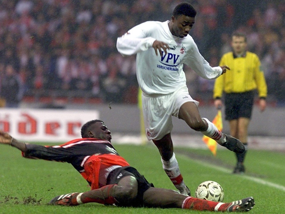 Beim Heimspiel des 1. FC Köln versucht Andrew Sinkala, Soumaila Coulibaly vom SC Freiburg auszuspielen.