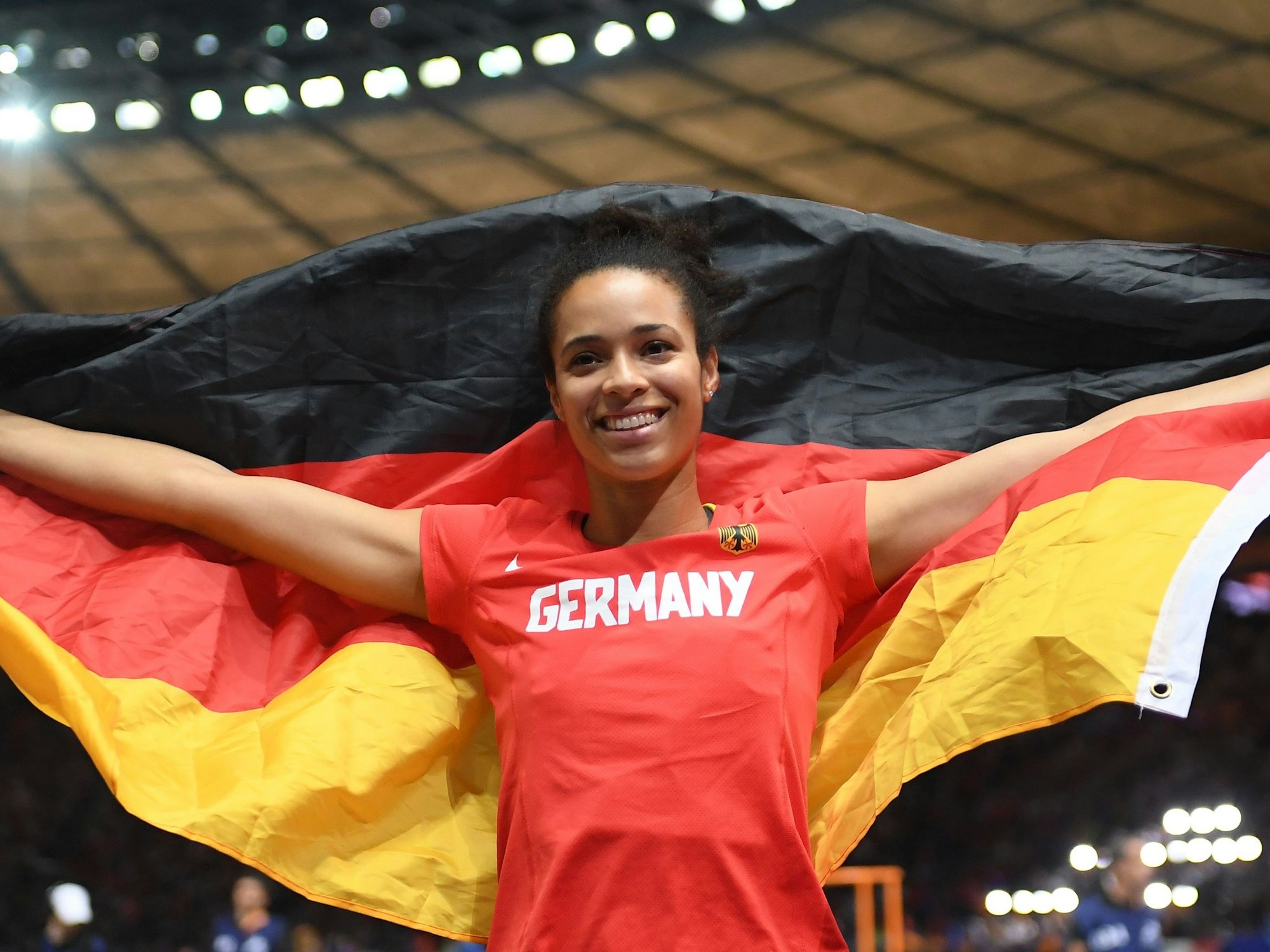 Marie-Laurence Jungfleisch aus Deutschland jubelt mit einer Deutschland-Fahne in den Händen.