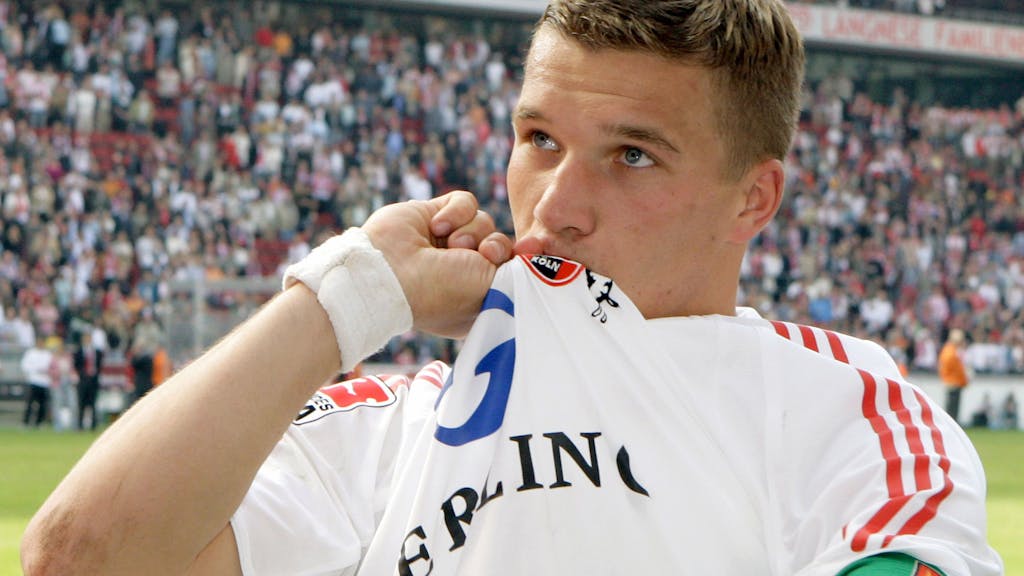 Der Kölner Nationalspieler Lukas Podolski verabschiedet sich von den Fans und küsst das Kölner Wappen auf seinem Trikot&nbsp;
