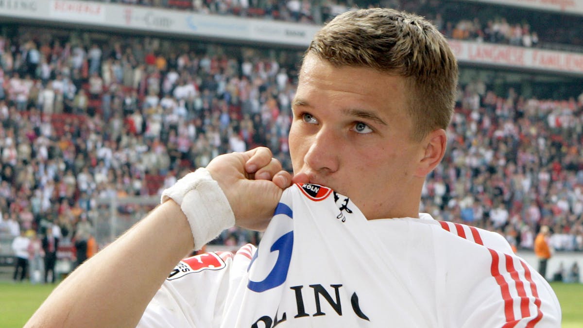 Der Kölner Nationalspieler Lukas Podolski verabschiedet sich von den Fans und küsst das Kölner Wappen auf seinem Trikot&nbsp;