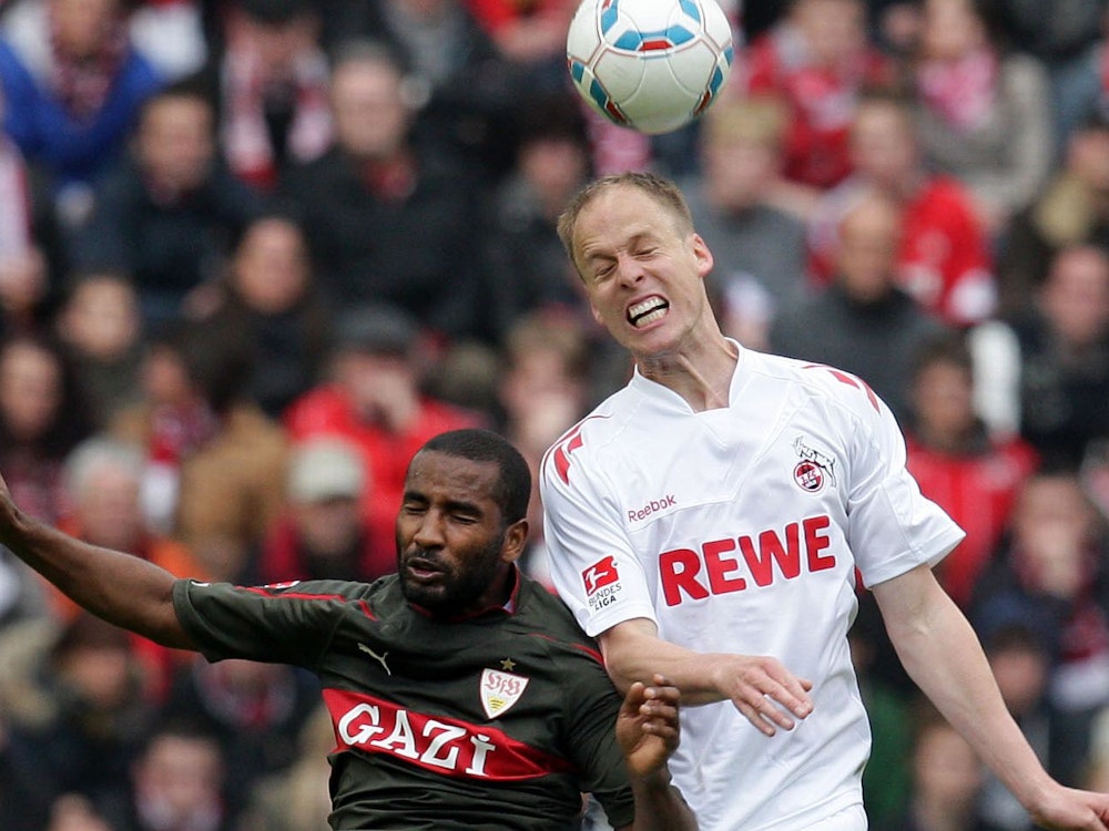 Kölns Kevin McKenna köpft den Ball, Cacau von Stuttgart kommt nicht an den Ball.