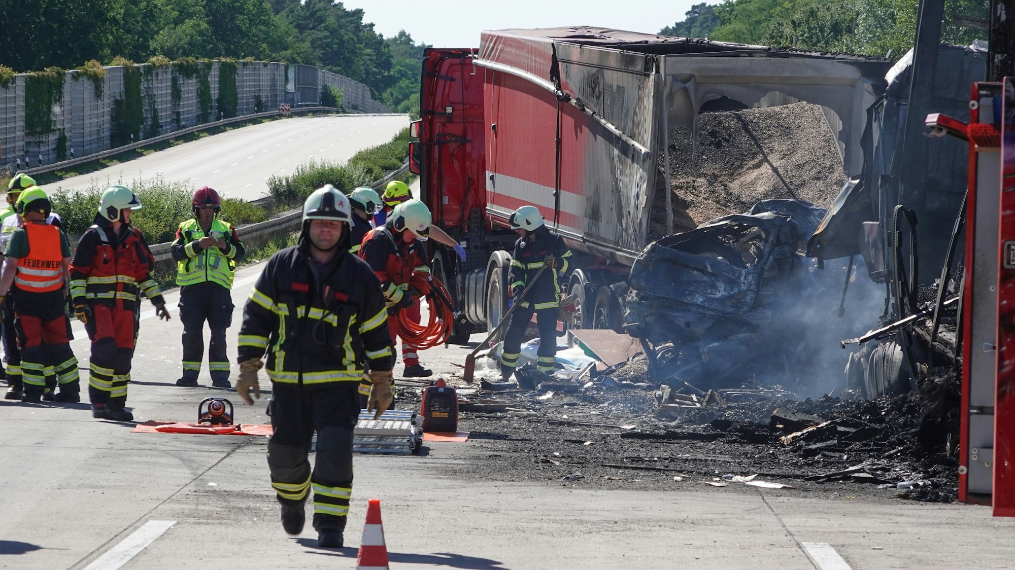 Dieses Symbolfoto stammt von einem Unfall auf der A2 in Sachsen-Anhalt, bei dem ebenfalls ein Lkw auf ein Stauende aufgefahren war. Es wurde am 12. Juli 2022 aufgenommen.