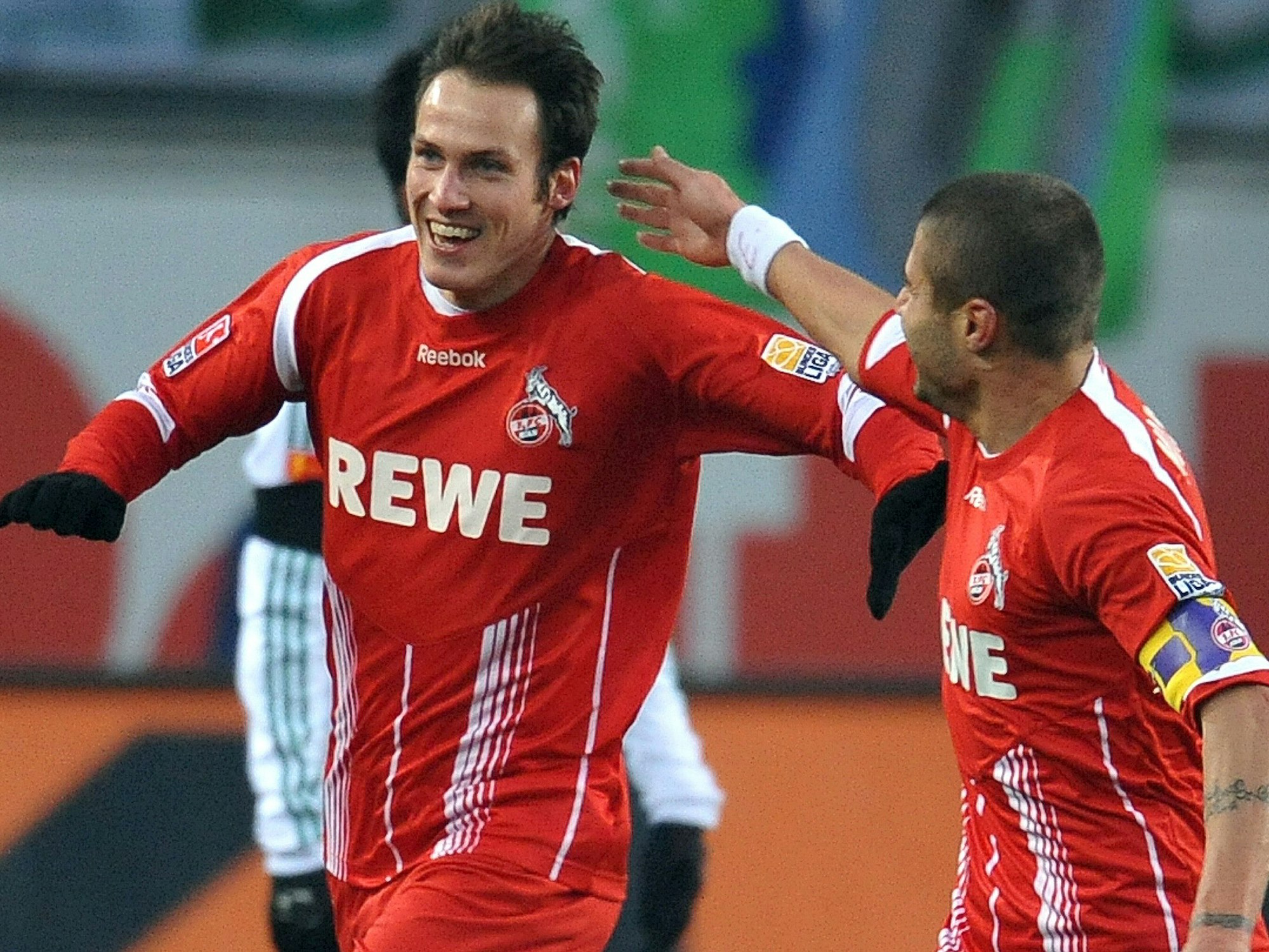 Kölns Sebastian Freis jubelt nach seinem Tor zur 1:2 Führung mit seinem Mitspieler Youssef Mohamad (r).