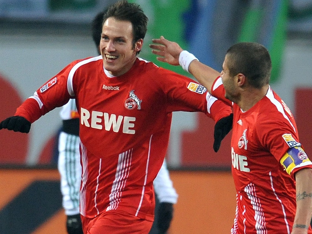 Kölns Sebastian Freis jubelt nach seinem Tor zur 1:2 Führung mit seinem Mitspieler Youssef Mohamad (r).