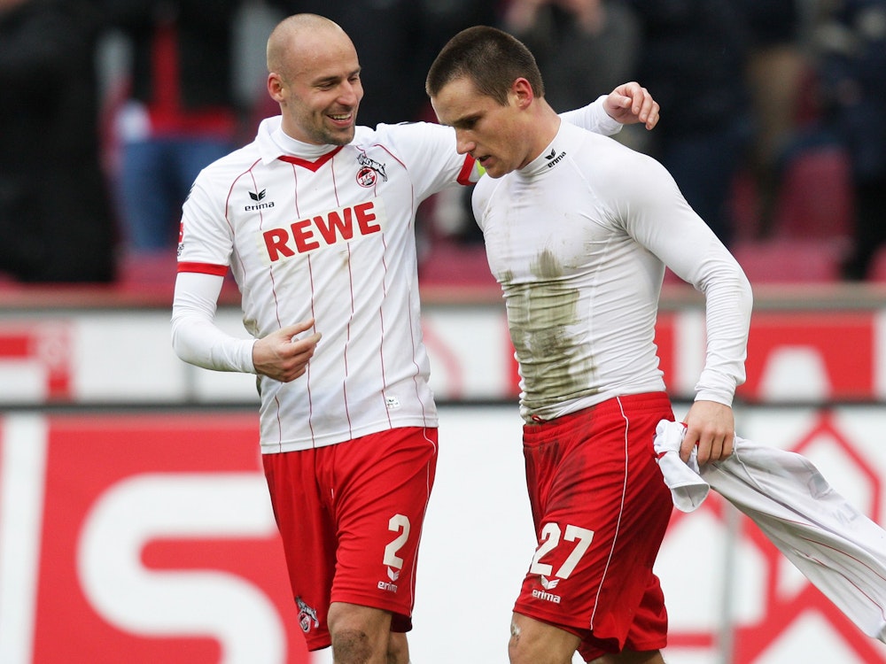 Kölns Christian Clemens (r) bejubelt seinen Treffer zum 2:1 mit Miso Brecko. Brecko lacht.
