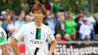 Ko Itakura trug am 10. Juli 2022 erstmals in einem Spiel für Borussia Mönchengladbach das Fohlen-Trikot. Dabei überzeugte der Japaner vor allem durch seine Polyvalenz. Das Foto zeigt ihn auf dem Spielfeld stehend.