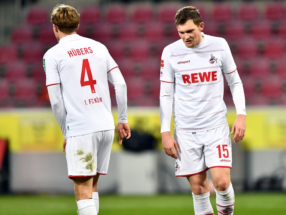 Timo Hübers (l) und Kölns Luca Kilian vom 1. FC Köln stehen nach dam 0:3 enttäuscht auf dem Platz.