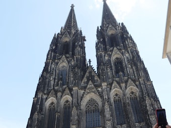 Der Kölner Dom vor blaumen Himmel fotografiert.