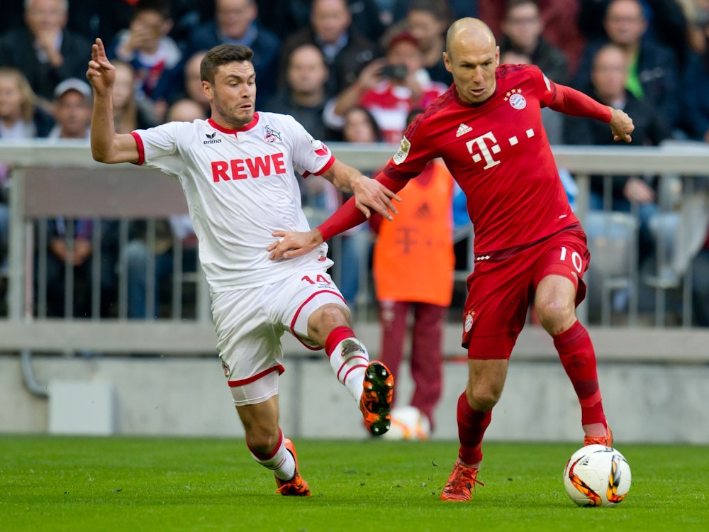 Arjen Robben von Bayern München und Jonas Hector vom 1. FC Köln kämpfen um den Ball.