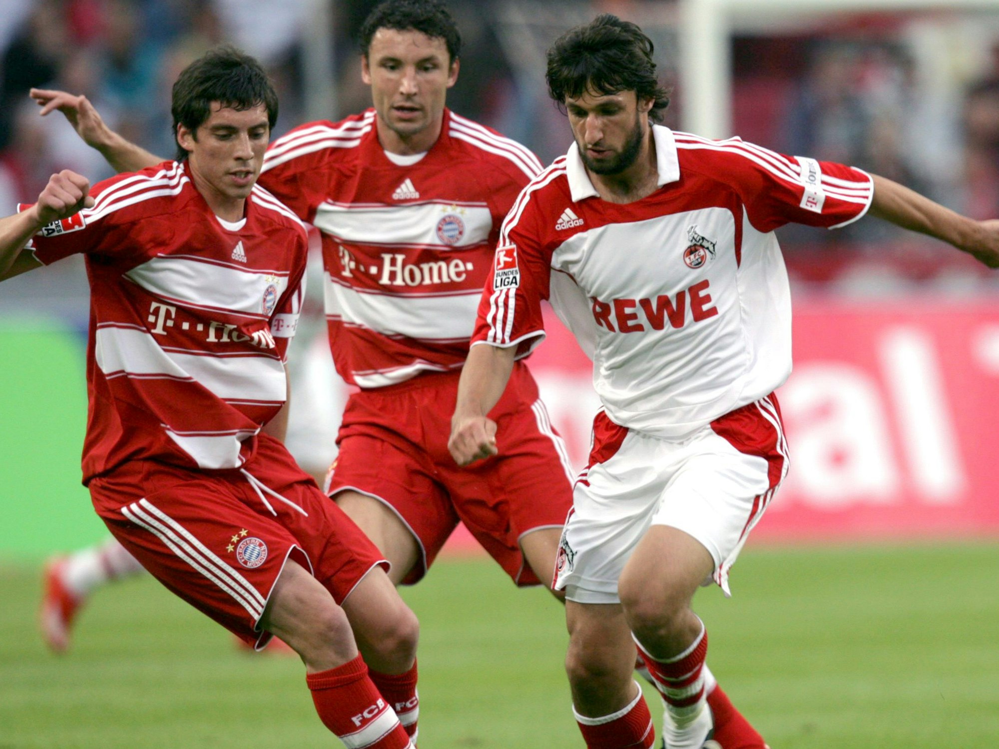 Thomas Broich vom 1. FC Köln kommt vor Mark van Bommel und José Ernesto Sosa vom FC Bayern an den Ball.