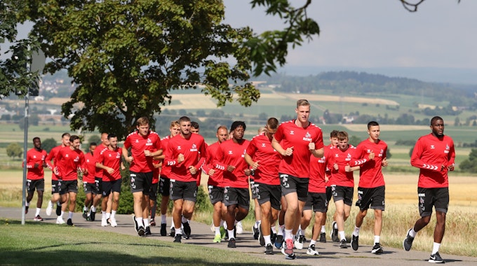 Die Profis des 1. FC Köln laufen beim Training.&nbsp;