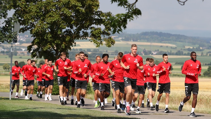 Die Profis des 1. FC Köln laufen beim Training.