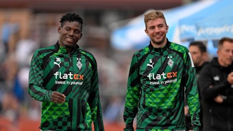 Gladbach-Stürmer Breel Embolo (l.), hier am 10. Juli 2022 mit Christoph Kramer (r.) in Rottach-Egern zu sehen, soll vor einem Wechsel zur AS Monaco stehen. Embolo und Kramer lächeln.