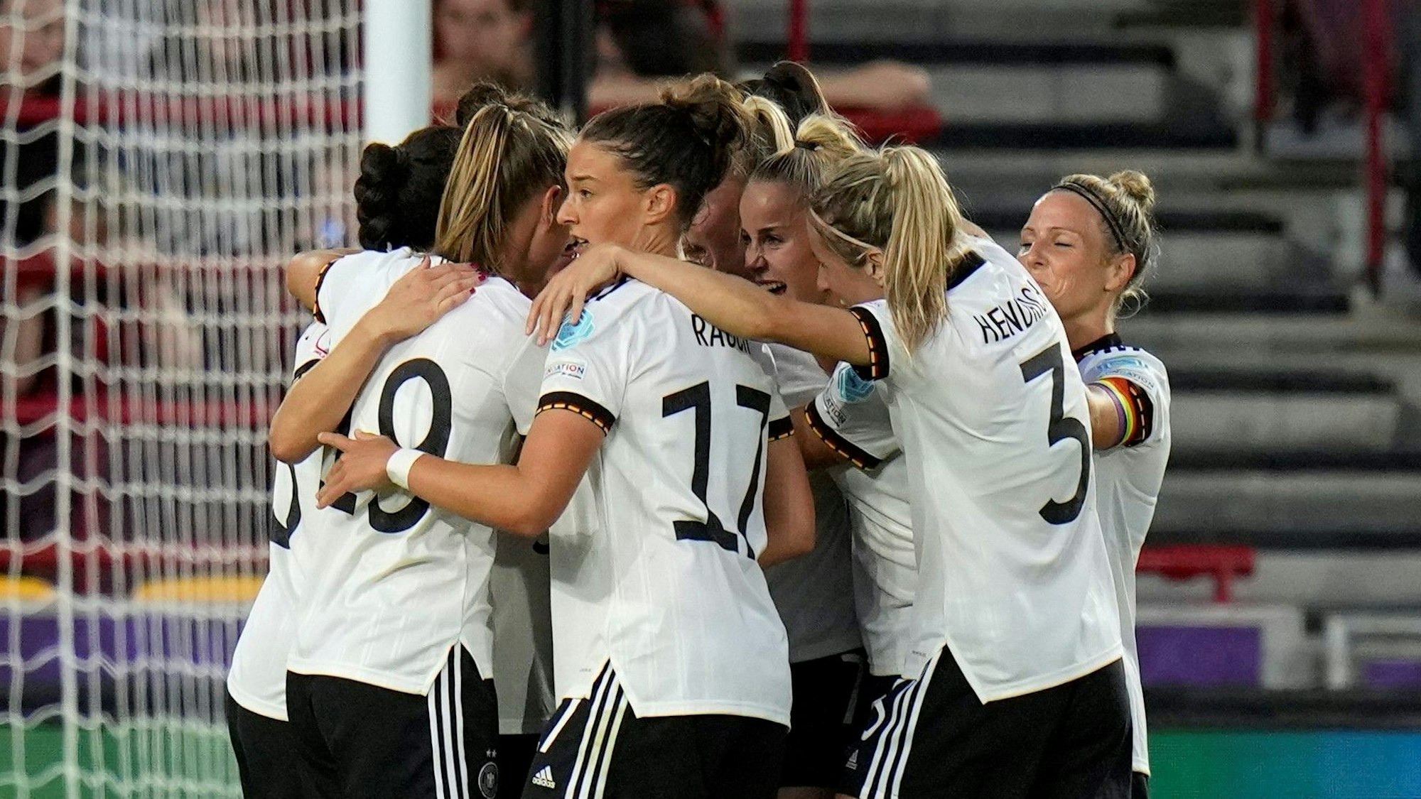 Deutschland bejubelt bei der Frauen-EM 2022 ein Tor von Lea Schüller gegen Dänemark