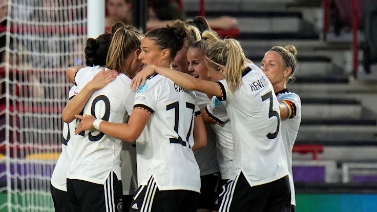 Deutschland bejubelt bei der Frauen-EM 2022 ein Tor von Lea Schüller gegen Dänemark