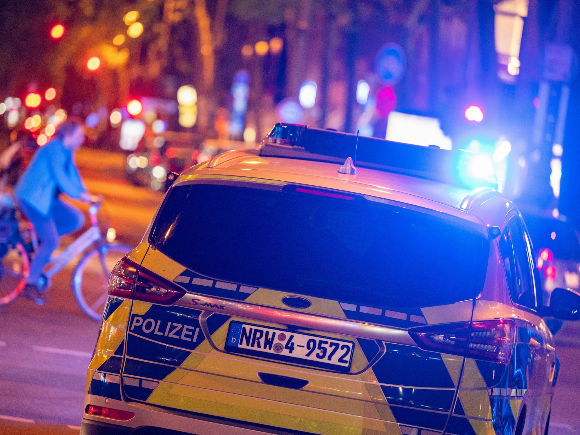 Einsatzauto der Polizei ist auf den Kölner Ringen unterwegs.