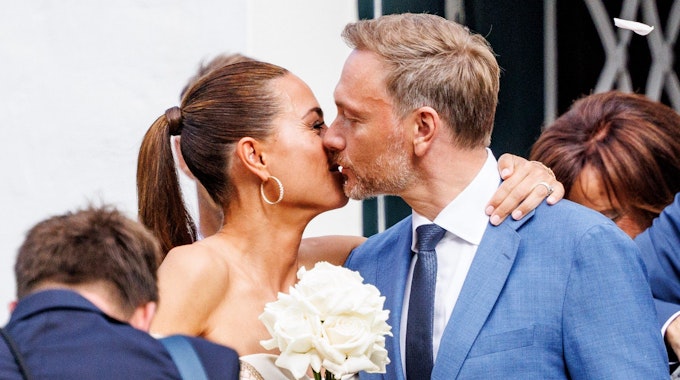 Bundesfinanzminister Christian Lindner und seine Lebensgefährtin Franca Lehfeldt küssen sich auf ihrer Hochzeit