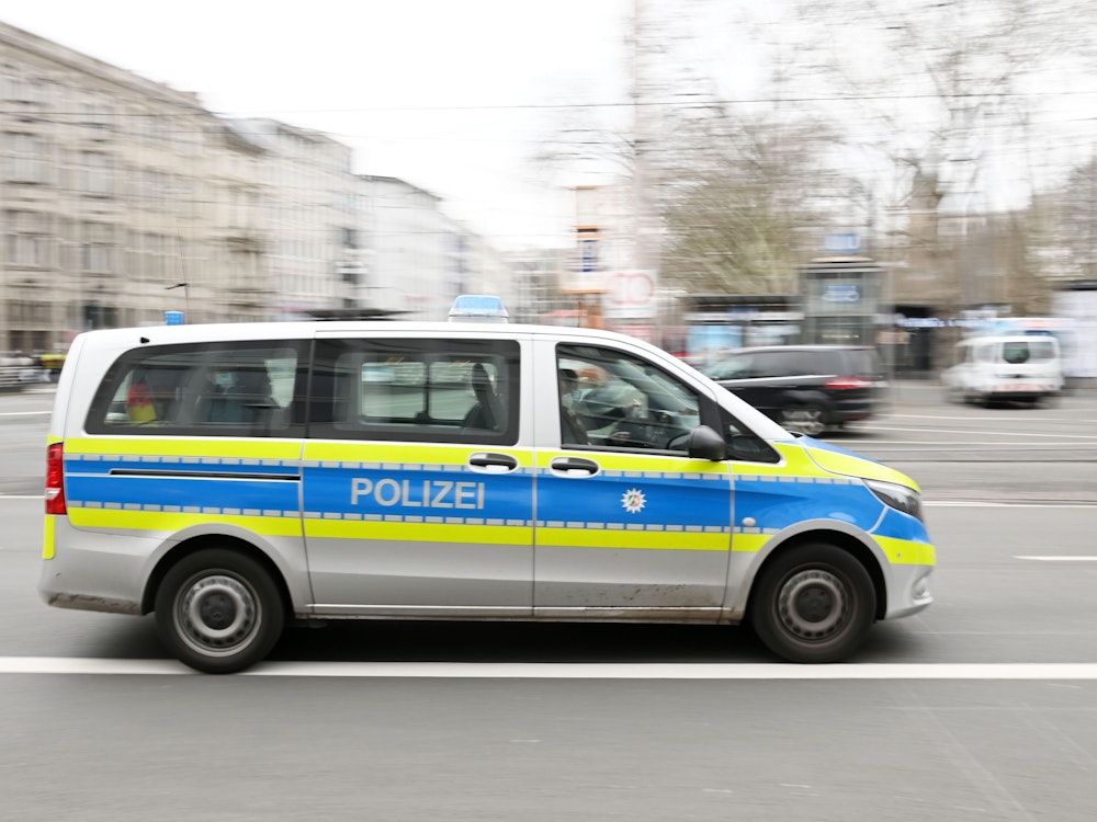 Einsatzfahrzeuge der Polizei am Neumarkt.