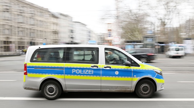 Einsatzfahrzeuge der Polizei am Neumarkt.