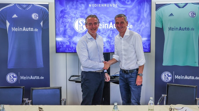 Schalkes Vorstandsvorsitzender Bernd Schröder und MeinAuto.de-Geschäftsführer Rudolf Rizzolli schütteln sich die Hand.