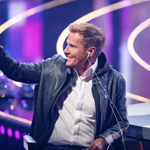 Juror Dieter Bohlen winkt bei der ersten Mottoshow bei „Deutschland sucht den Superstar“ (DSDS) den Zuschauern zu.