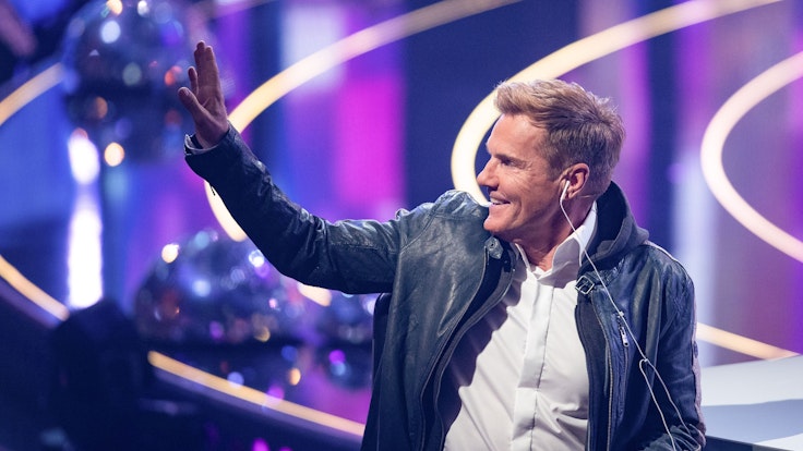 Juror Dieter Bohlen winkt bei der ersten Mottoshow bei „Deutschland sucht den Superstar“ (DSDS) den Zuschauern zu.