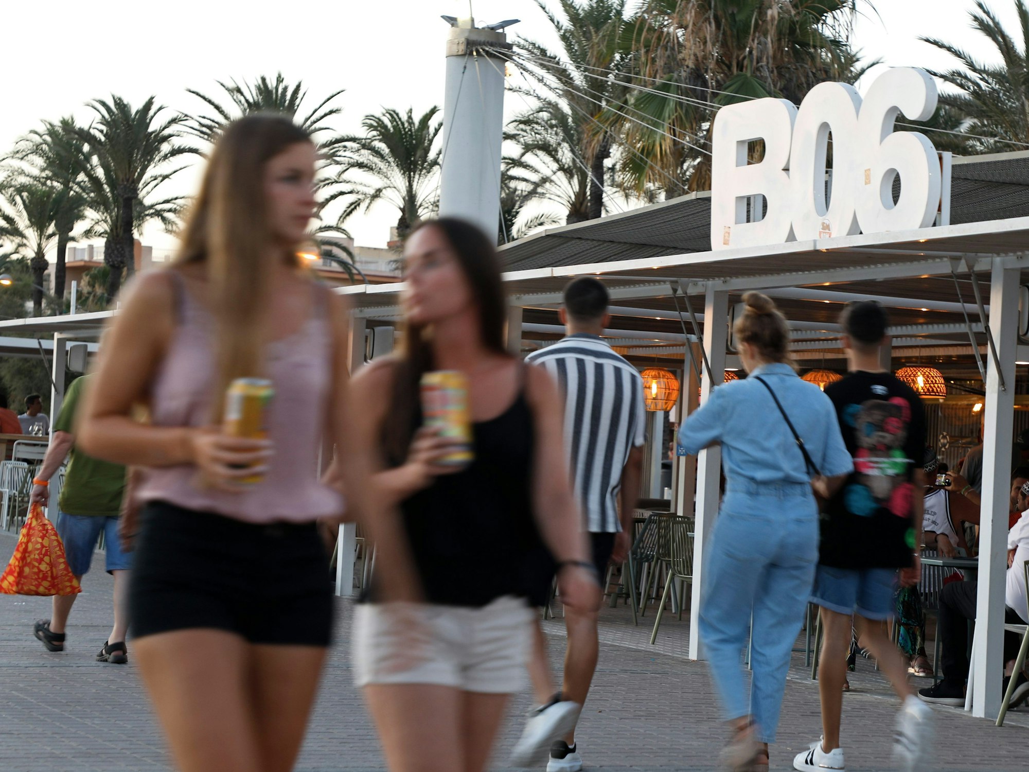 Palma: Menschen gehen neben dem Ballerman 6 am Strand von Arenal auf Mallorca vorbei.