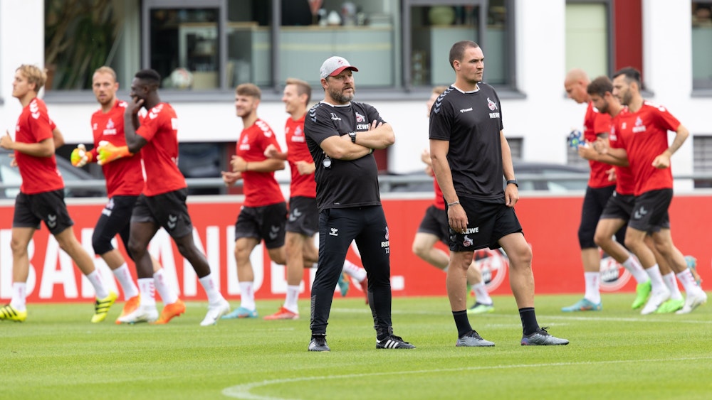 Steffen Baumgart und Videoanalyst Hannes Dold beim FC-Training am Mittwochvormittag (13. Juli 2022).