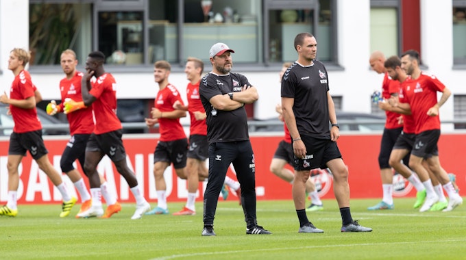 Steffen Baumgart und Videoanalyst Hannes Dold beim FC-Training am Mittwochvormittag (13. Juli 2022).