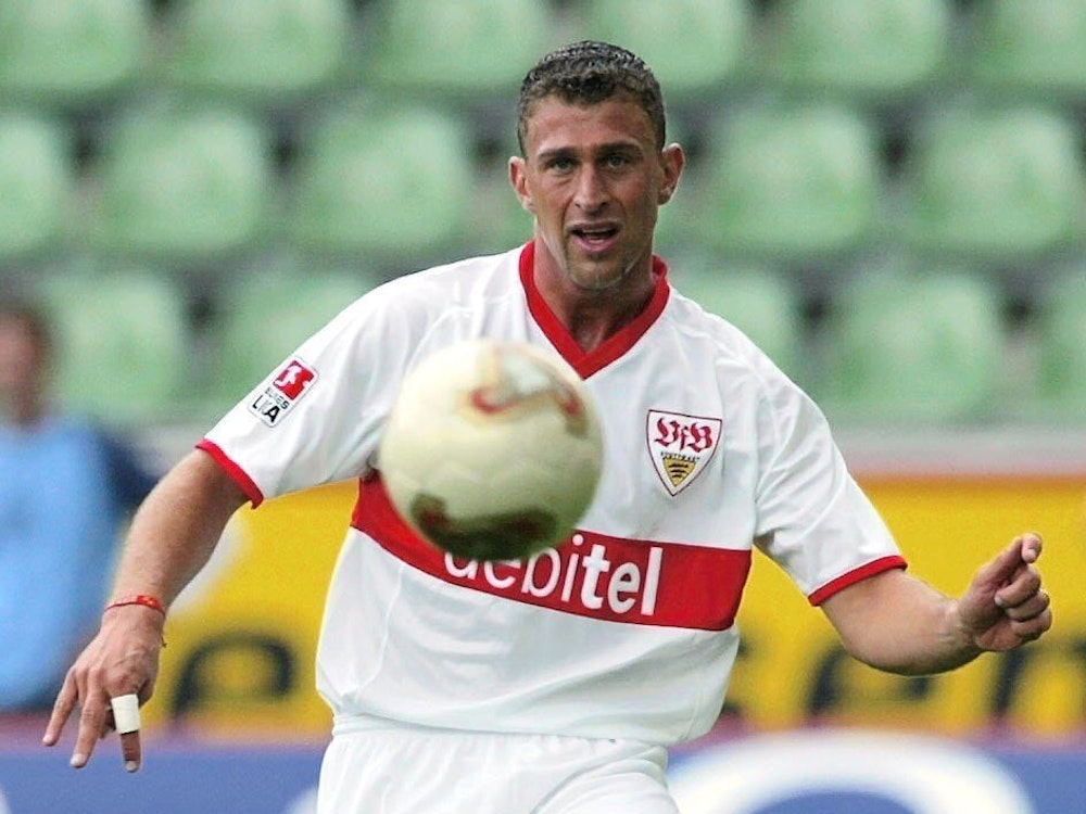 Stuttgarts brasilianischer Abwehrspieler Marcelo Bordon am Ball.