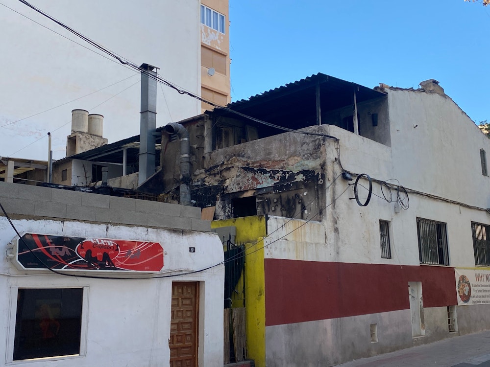 Ein Blick auf die Hinterseite der „Why not Mallorca“-Bar zeigt die Brandspuren des Feuerunglücks vom 20. Mai 2022 auch am 13. Juli 2022 noch deutlich.