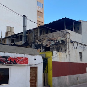 Ein Blick auf die Hinterseite der „Why not Mallorca“-Bar zeigt die Brandspuren des Feuerunglücks vom 20. Mai 2022 auch am 13. Juli 2022 noch deutlich.