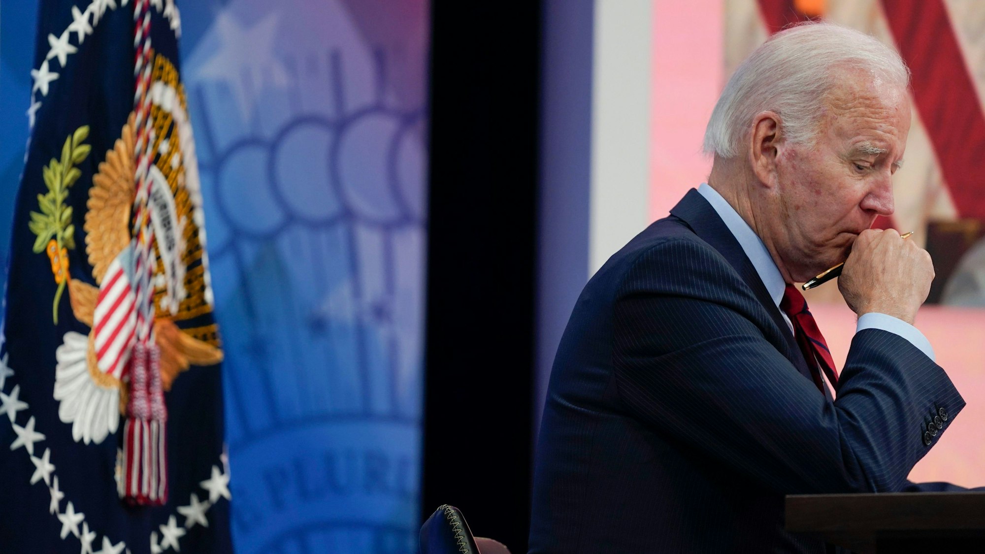 US-Präsident Joe Biden, hier am 1. Juli 2022 während eines virtuellen Treffens mit demokratischen Gouverneuren zum Thema Abtreibungsrechte im South Court Auditorium auf dem Campus des Weißen Hauses, kritisiert die harten Abtreibungsgesetze.