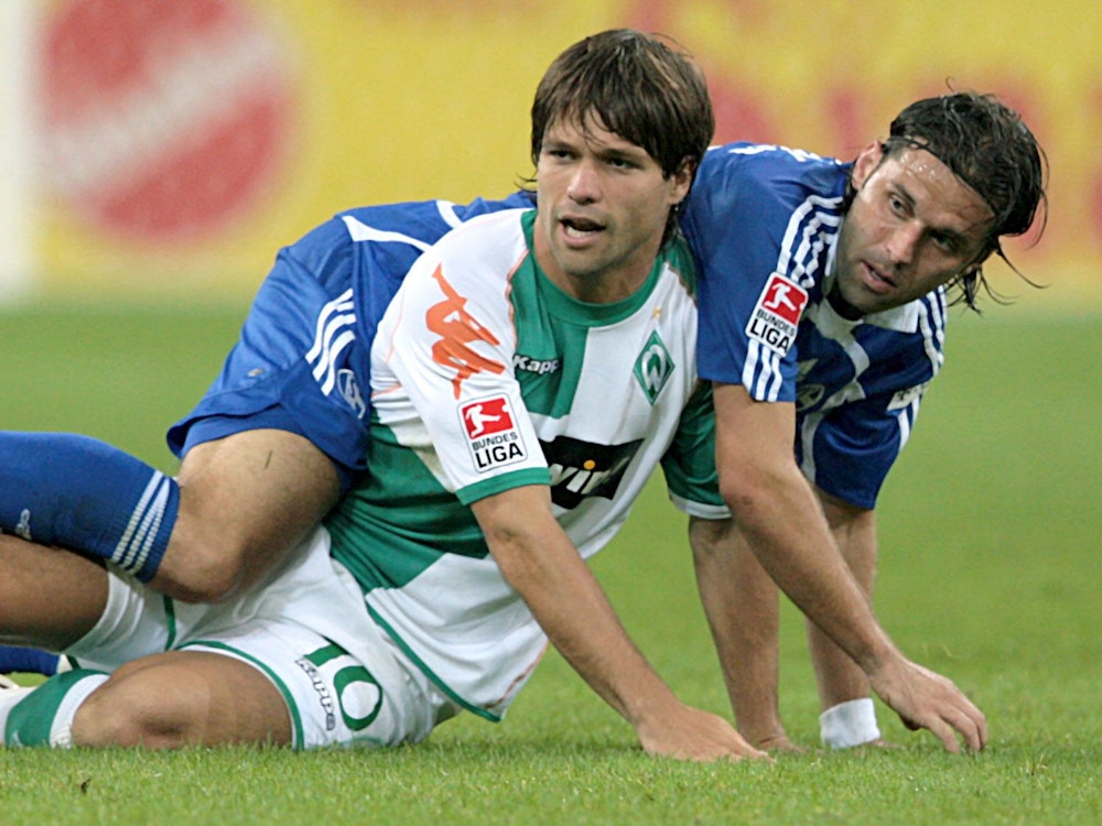 Der Schalker Lincoln und der Bremer Diego liegen am Boden.