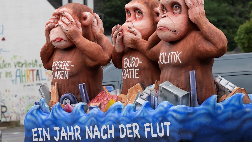 Ein Motivwagen mit drei Affenfiguren an der Hauptstraße des Ahr-Städtchens erinnert am 14. Juli 2022 an die Opfer der Flutkatastrophe im Ahrtal vor genau einem Jahr. Gestaltet wurde der Wagen von dem Düsseldorfer Motivwagen-Bauer J. Tilly.