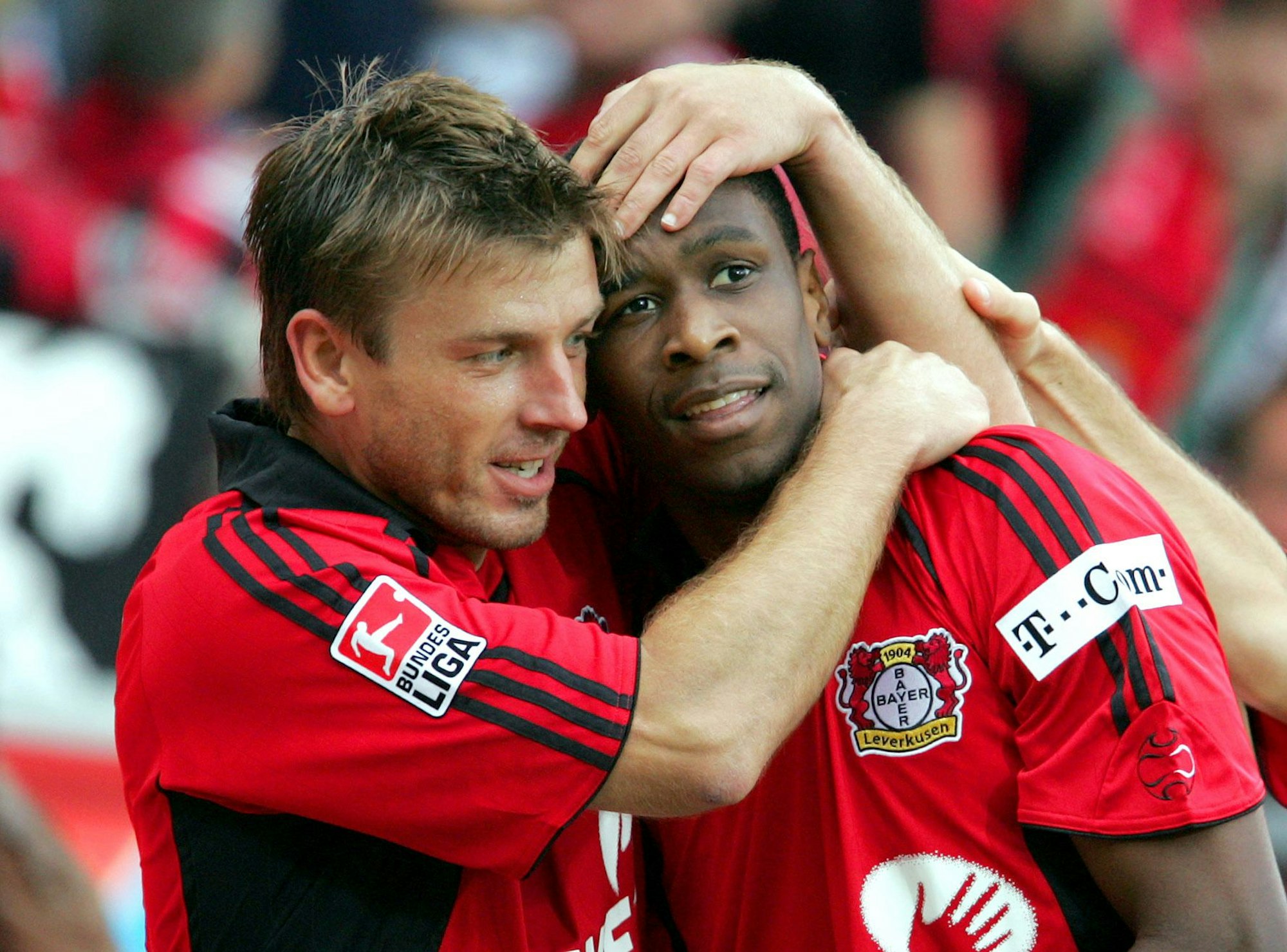 Leverkusens Bernd Schneider umarmt Juan.
