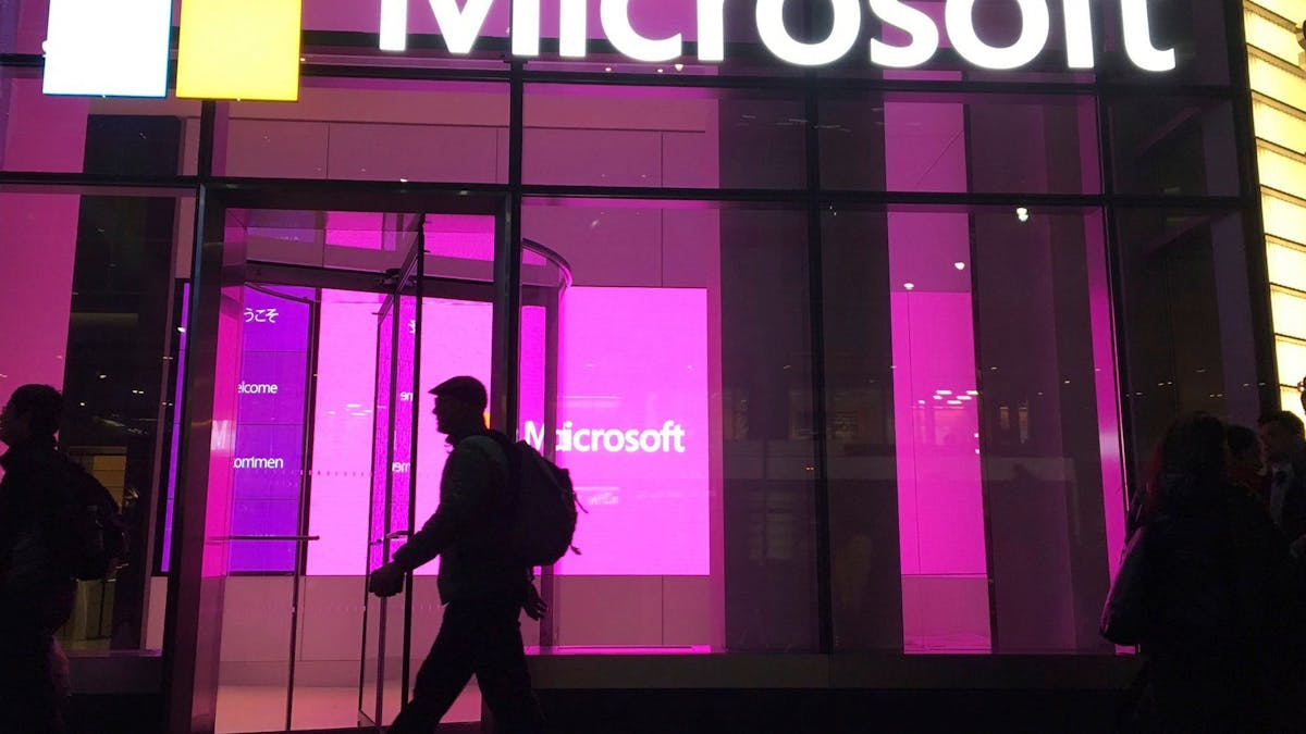 Eine Person läuft durch das Microsoft-Gebäude in New York.