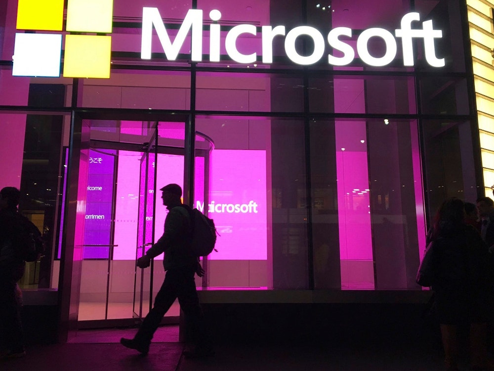 Eine Person läuft durch das Microsoft-Gebäude in New York.