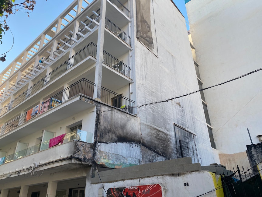 Auch das Hotel, von dem der vermeintliche Zigarettenstummel heruntergefallen sein soll, weist Spuren des Feuers vom 20. Mai 2022 auf. Das Foto wurde am 13. Juli aufgenommen.