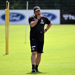 Trainer Steffen Baumgart in Aktion während des Trainings.