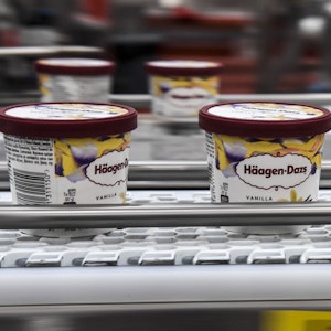 Drei Packungen von Häagen-Dazs laufen über ein Fließband in einer Produktionsstätte in Nordfrankreich.