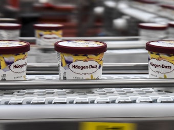 Drei Packungen von Häagen-Dazs laufen über ein Fließband in einer Produktionsstätte in Nordfrankreich.