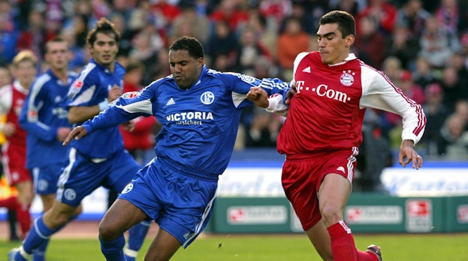 Schalkes Ailton und Bayerns Lucio versuchen, an den Ball zu kommen.