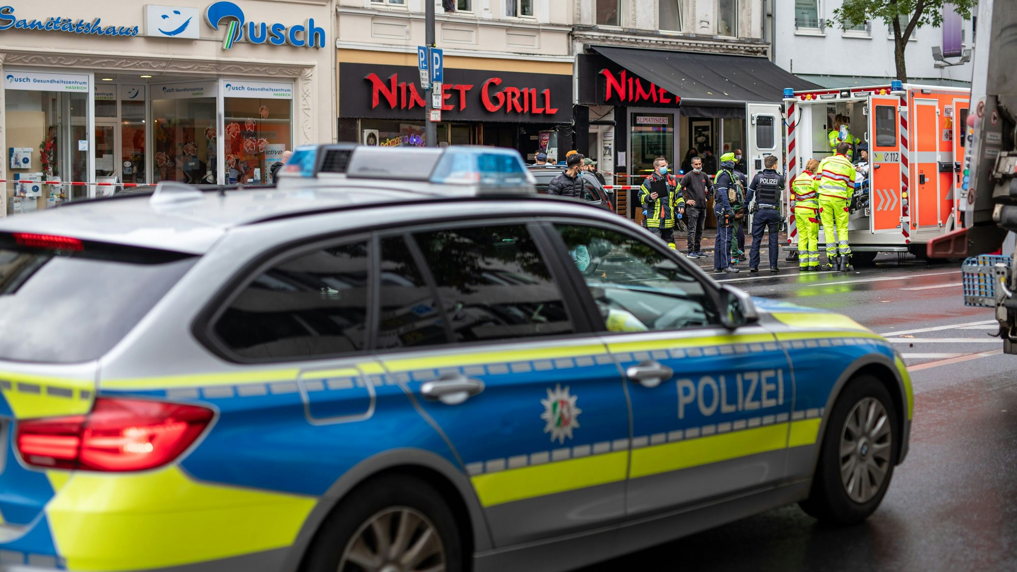 Einsatzkräfte stehen bei einem Polizeieinsatz vor einem Fast-Food -Laden auf der Kalker Hauptstraße.