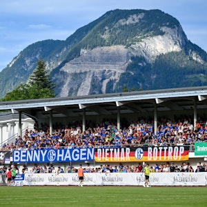Die mitgereisten Fans beim Testspiel in Wögl.