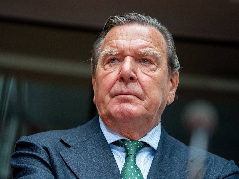 Gerhard Schröder, ehemaliger Bundeskanzler, wartet auf den Beginn einer Anhörung.