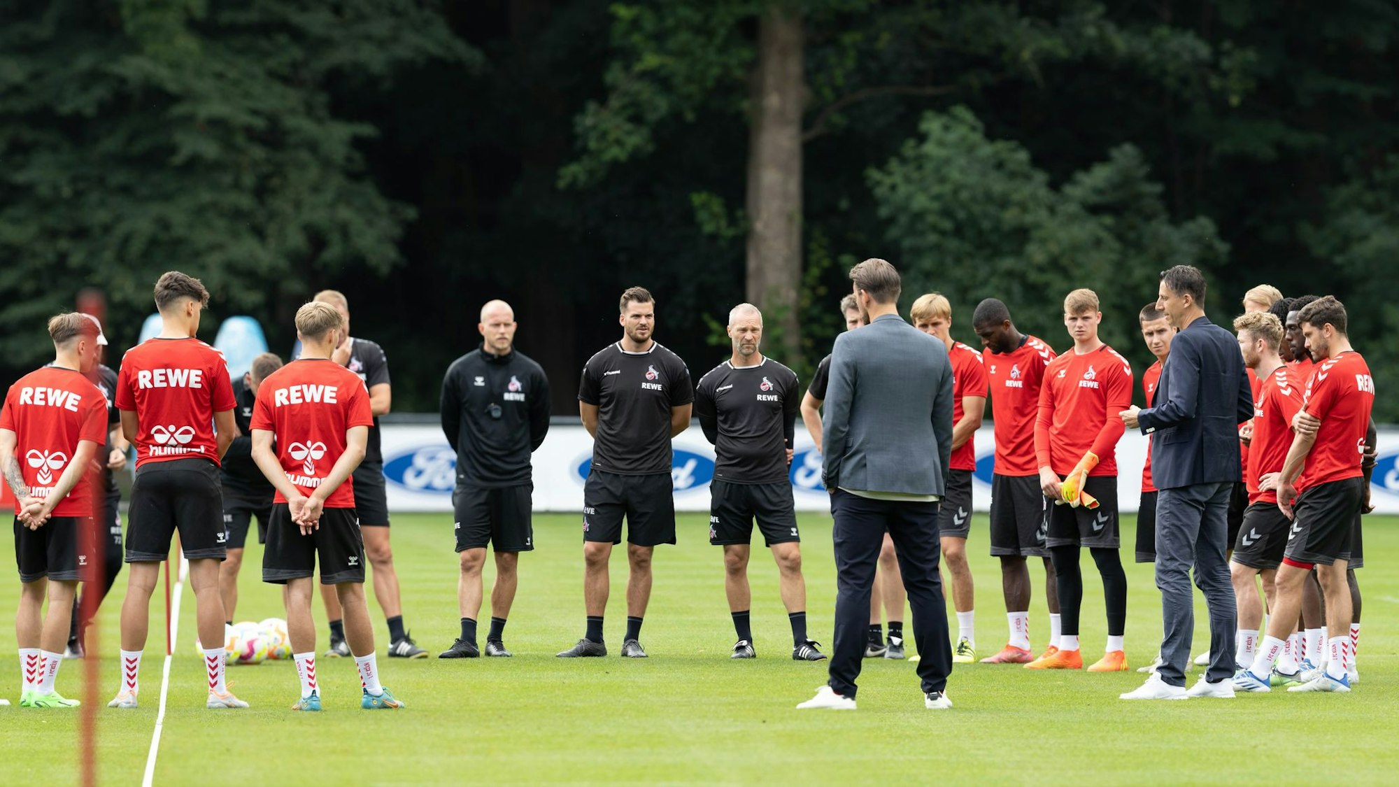 Sportboss Christian Keller (r.) und Lizenzspieler-Leiter Thomas Kessler sprachen am Donnerstagvormittag (14. Juli 2022) zur Mannschaft des 1. FC Köln.